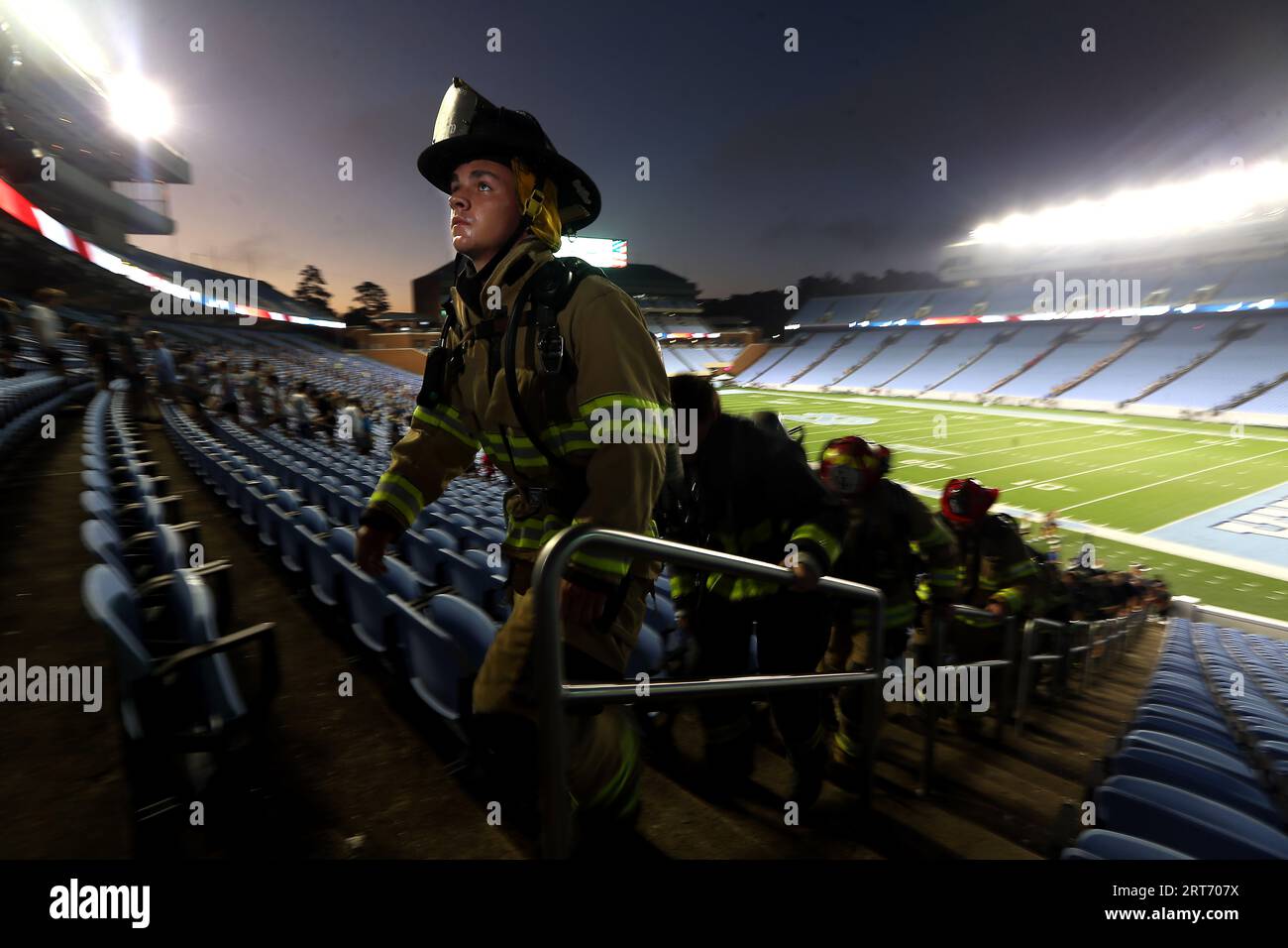 Chapel Hill, North Carolina, USA. September 2023. Chapel Hill Firefighters schlossen sich Hunderten an, die sich vor Sonnenaufgang im Kenan Stadium auf dem Campus der University of North Carolina versammelten, um den jährlichen Memorial Climb 9/11 der UNC Army zu besuchen, um sich an die Ersthelfer zu erinnern und sie zu ehren und an diejenigen zu gedenken, die am 11. September 2001 ihr Leben verloren. Die Teilnehmer liefen 2071 Stufen durch das Stadion, die gleiche Anzahl, die die Ersthelfer bei der Besteigung der Twin Towers bestiegen. Quelle: ZUMA Press, Inc./Alamy Live News Stockfoto