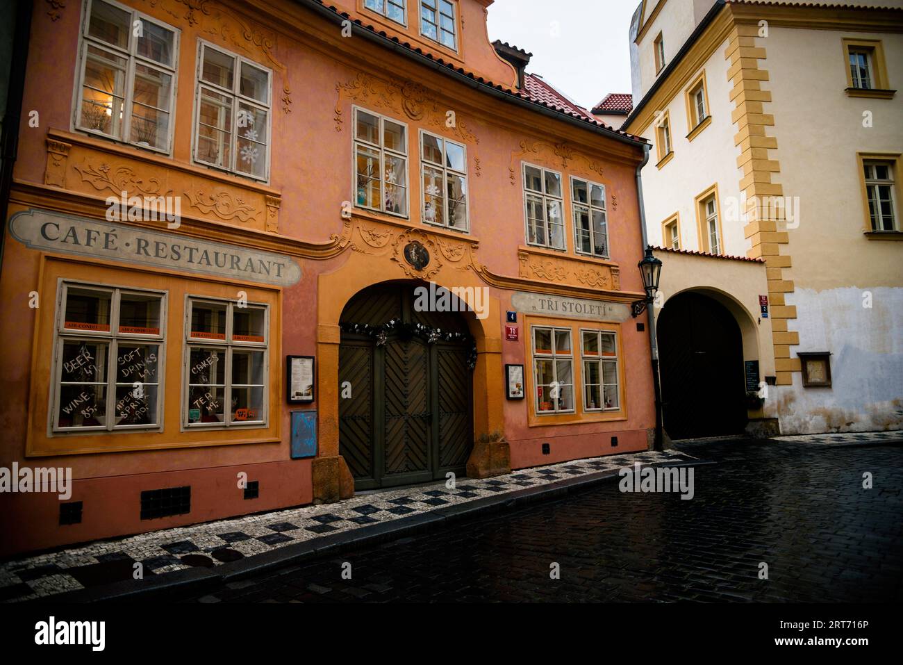 Barocke Tri Stoleti in mittelalterlicher Kopfsteinpflasterverkleidung Prag, Tschechische Republik. Stockfoto