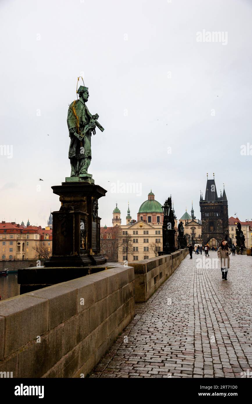 Johannes von Nepomuk und gotisches Tor an der mittelalterlichen Fußgängerbrücke in Prag, Tschechische Republik. Stockfoto