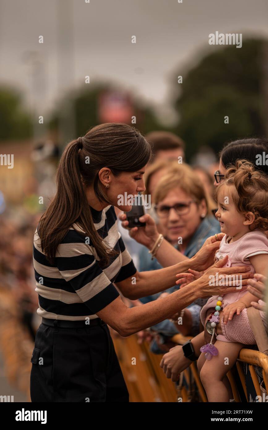 Spanish Royal House, 11. september 2023. Sigueiro, Galicien, Spanien. Königin Letizia weiht das Schuljahr in der öffentlichen mehrsprachigen Schule do Camino Ingles ein. Teilnahme des Präsidenten der galicischen Regierung, Alfonso Rueda, und des Erziehungskonselleios Roman Rodriguez. Quelle: Xan/Alamy Live News/Alamy Live News Stockfoto