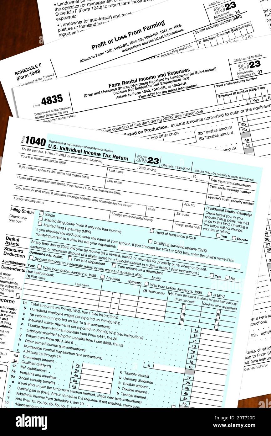 2023 IRS-Steuerformulare auf einem Holzschreibtisch. Stockfoto