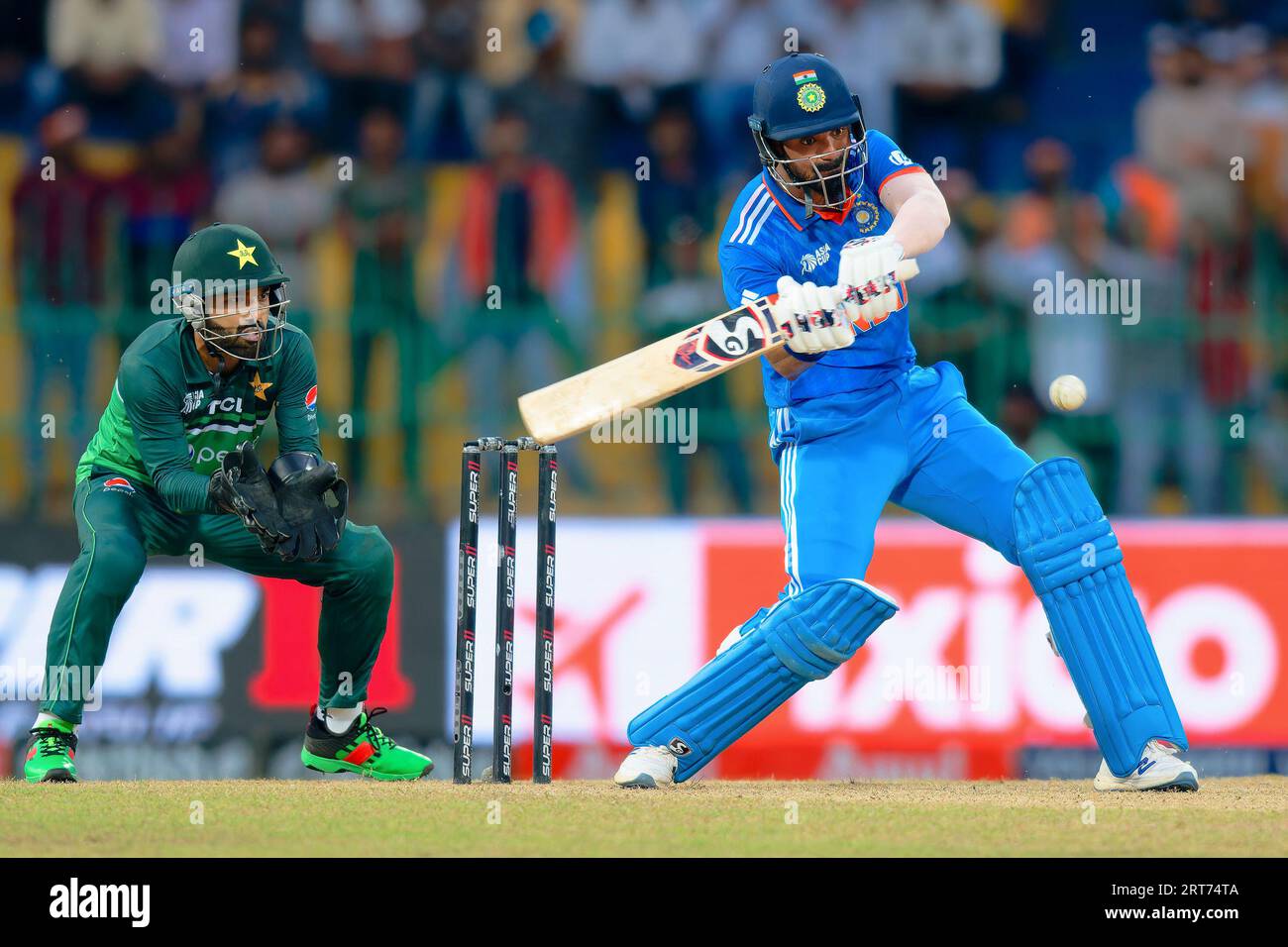 Colombo, Sri Lanka. September 2023. Der indische KL Rahul spielt einen Schuss, als Pakistans Wicket Keeper Mohammad Rizwan beim Asia Cup 2023 Super Four One-Day International (ODI) Cricket Match zwischen Indien und Pakistan am 11. September 2023 im Premadasa Stadium in Colombo zusieht. Viraj Kothalwala/Alamy Live News Stockfoto