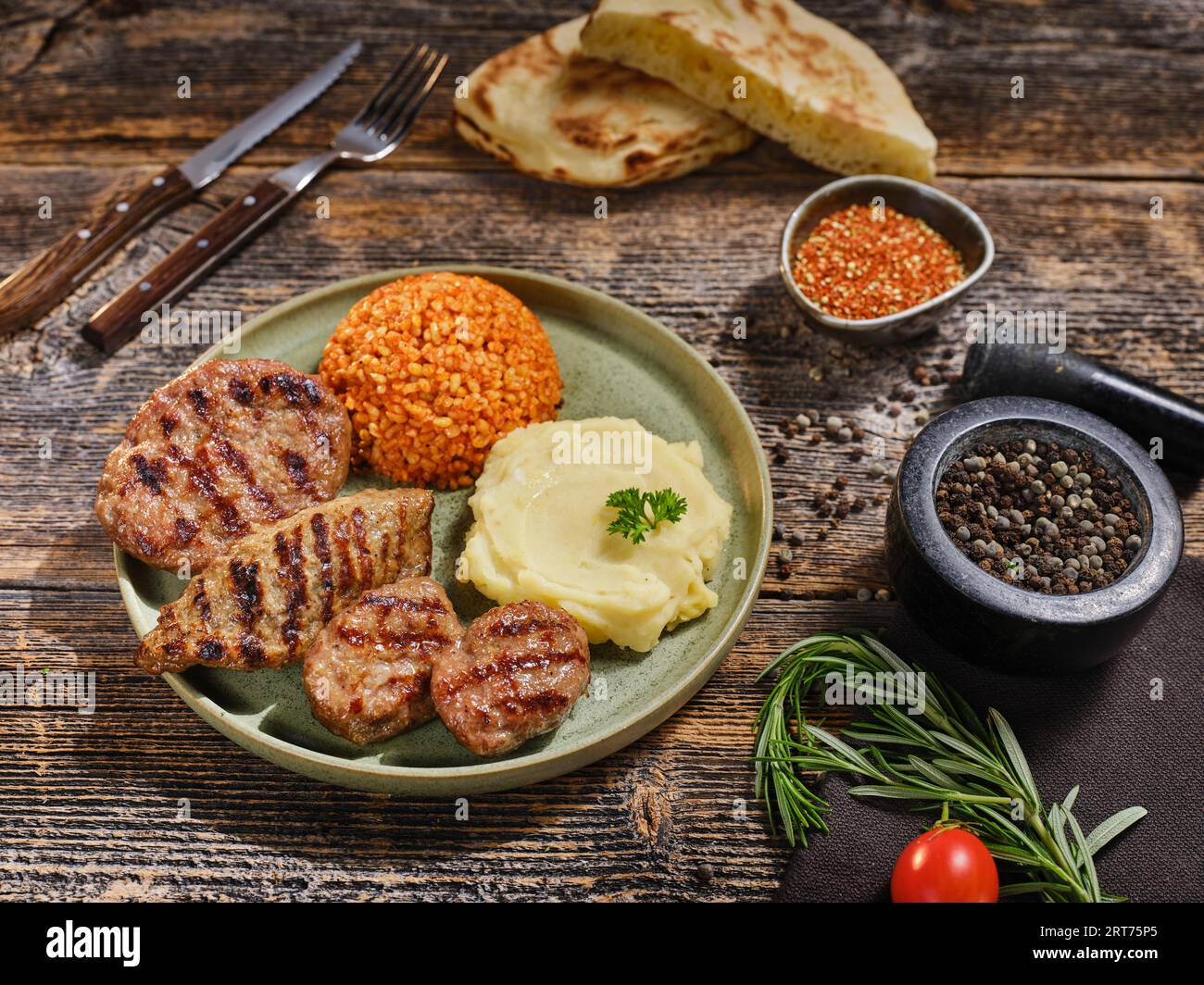 Bild von türkischem traditionellem Joghurt, mit einem schönen hölzernen Hintergrund und Design um den Teller auf dem Tisch. Brot. Hummus, Kartoffelbrei Stockfoto