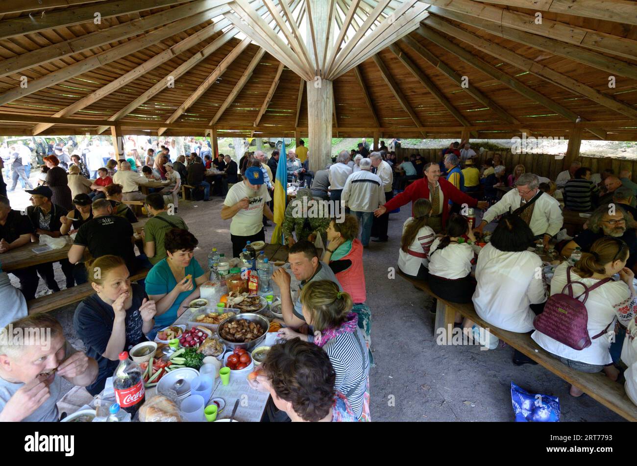 Menschenmassen essen in einem Restaurant am Ufer eines Sees Kholodny Yar. Ehrenfest der Helden der Republik Kholodny Yar. Melnyky Dorf Stockfoto