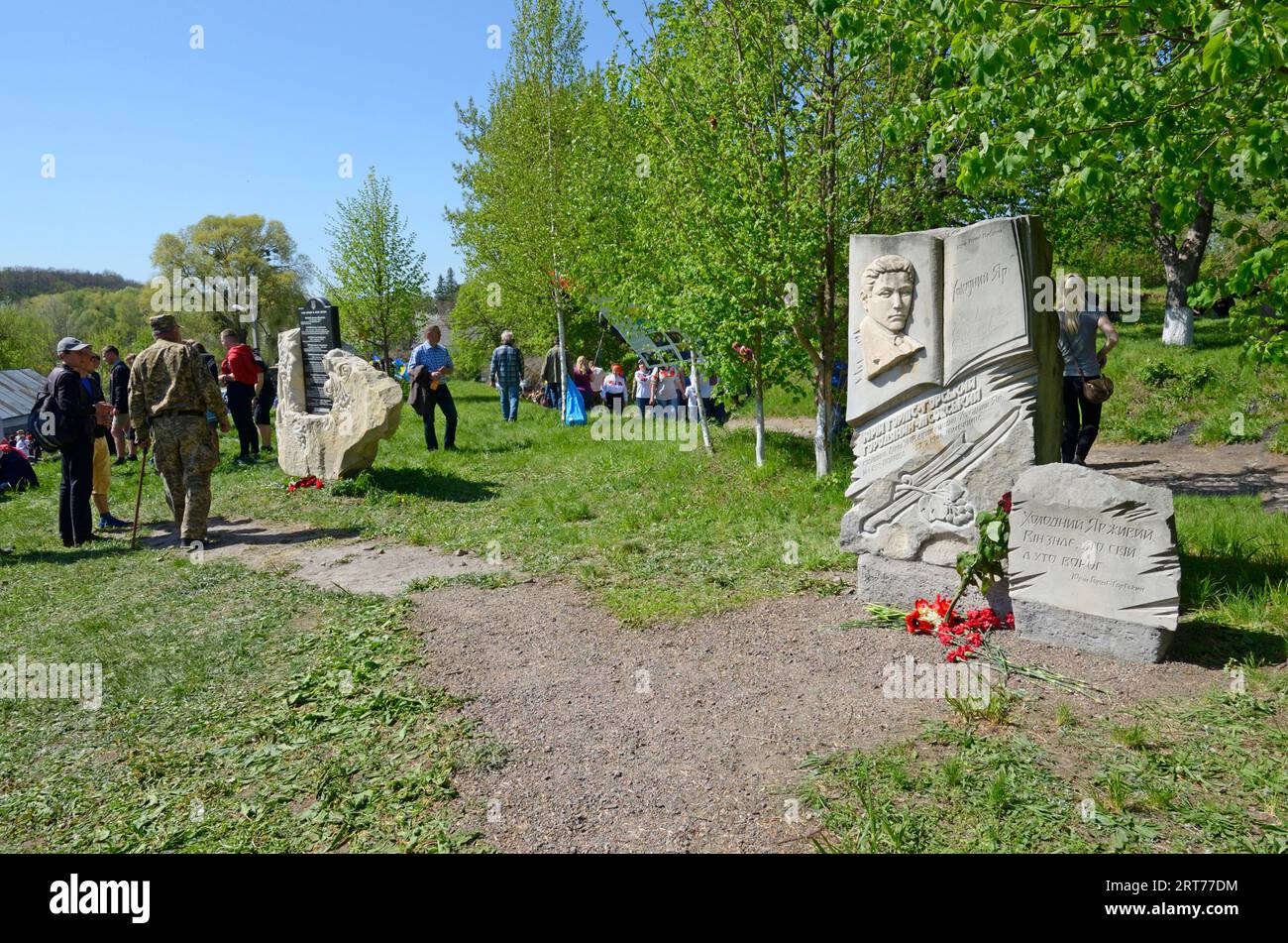 Denkmal für den Helden der Republik Cholodny Jar, Yurii Gorlis-Gorsky, Menschen, die herumlaufen. Ehrenfest der Helden der Republik Kholodny Yar Stockfoto