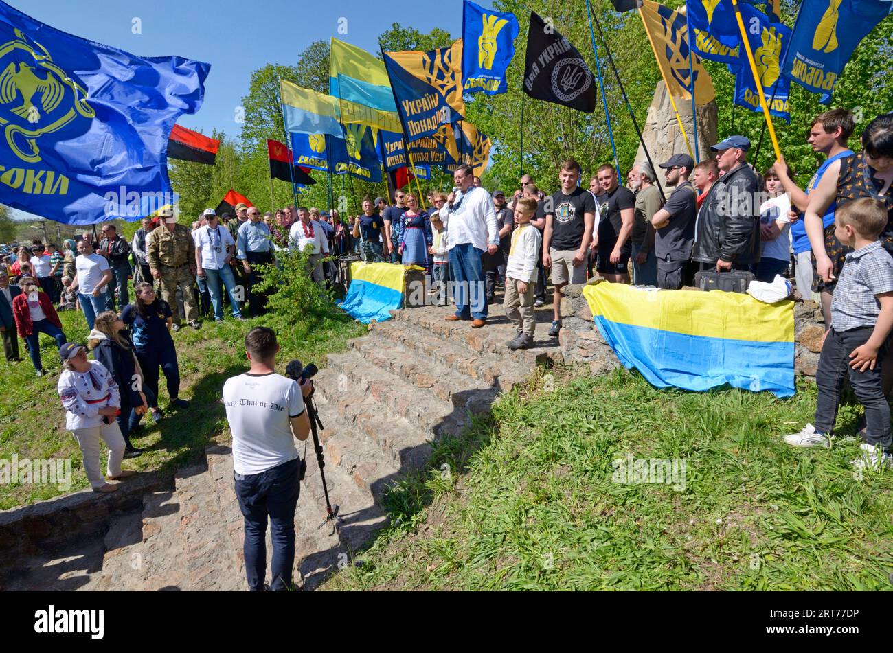 Die Menschenmenge versammelte sich in der Nähe der Helden der Memorial Kholodny Yar Republic, um sich zu versammeln, um sie zu ehren, Festival. Melnyky Dorf, Tscherkasy Oblast, Ukraine Stockfoto