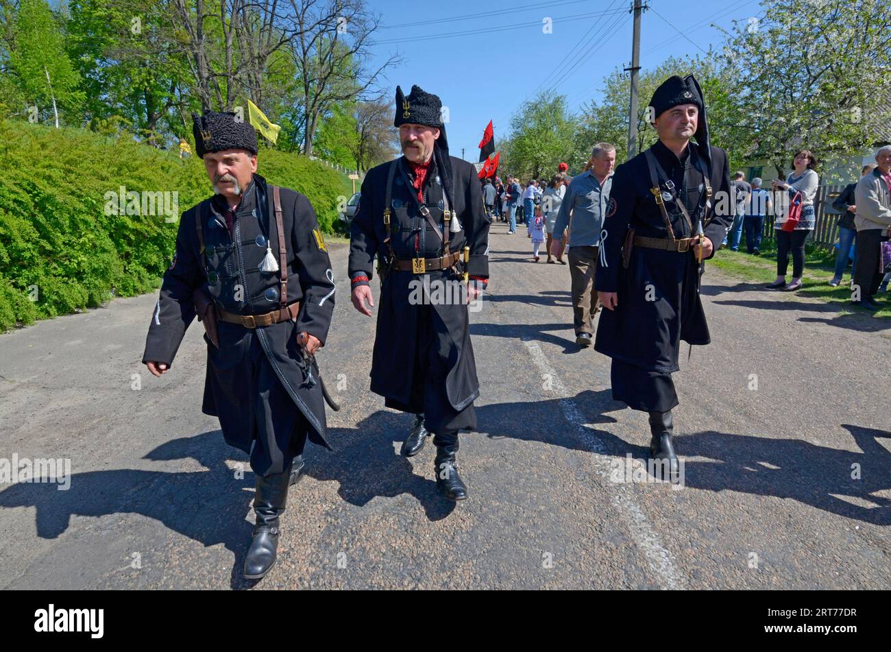 Männer in altmodischer Uniform von Soldaten der Armee der Ukrainischen Volksrepublik, die die Landstraße hinunter gehen. Ehrenfest der Republik Kholodny Yar Stockfoto