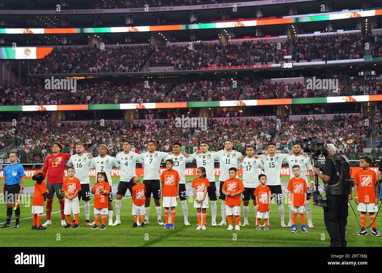 Arlington, Texas, USA: Die mexikanische Fußballnationalmannschaft spielte kurz vor Beginn des internationalen Fußballspiels zwischen Mexiko und Australien am Samstag, den 9. September 2023 im AT&T Stadium. (Foto: Javier Vicencio/Eyepix Group/SIPA USA) Stockfoto