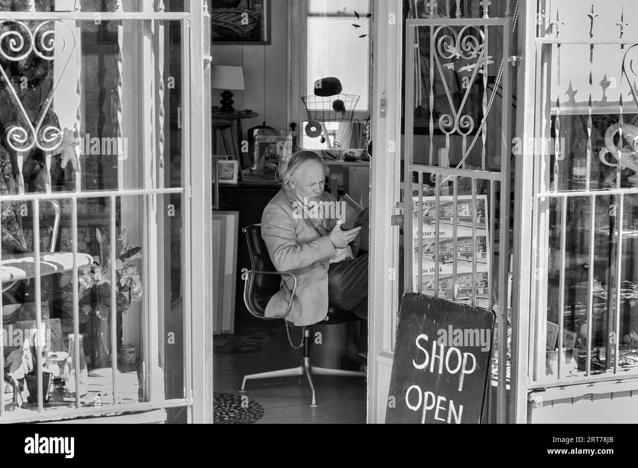 Antiquitäten, Bric-a-brac Ladenbesitzer / Besitzer / Eigentümer, High Street, Folkestone, Kent, England, UK Stockfoto