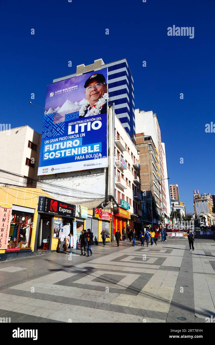 La Paz, BOLIVIEN; 11. September 2023: Ein Horten mit dem bolivianischen Präsidenten Luis Arce Catacora, der die "Industrialisierung von Lithium, einen großen Schritt in Richtung einer nachhaltigen Zukunft für Bolivien" fördert, überblickt die Plaza del Bicentenario im Zentrum von La Paz. Bolivien verfügt über einige der größten Lithiumreserven der Welt in der Salar de Uyuni-Saline, deren Entwicklung für die Wirtschaftspolitik der Regierung von zentraler Bedeutung ist. In diesem Jahr hat Bolivien Vereinbarungen mit dem chinesischen Batteriehersteller CATL und der Citic Guoan Group sowie dem russischen Staatsunternehmen Rosatom als Partner zur Entwicklung dieser Ressourcen unterzeichnet. Stockfoto