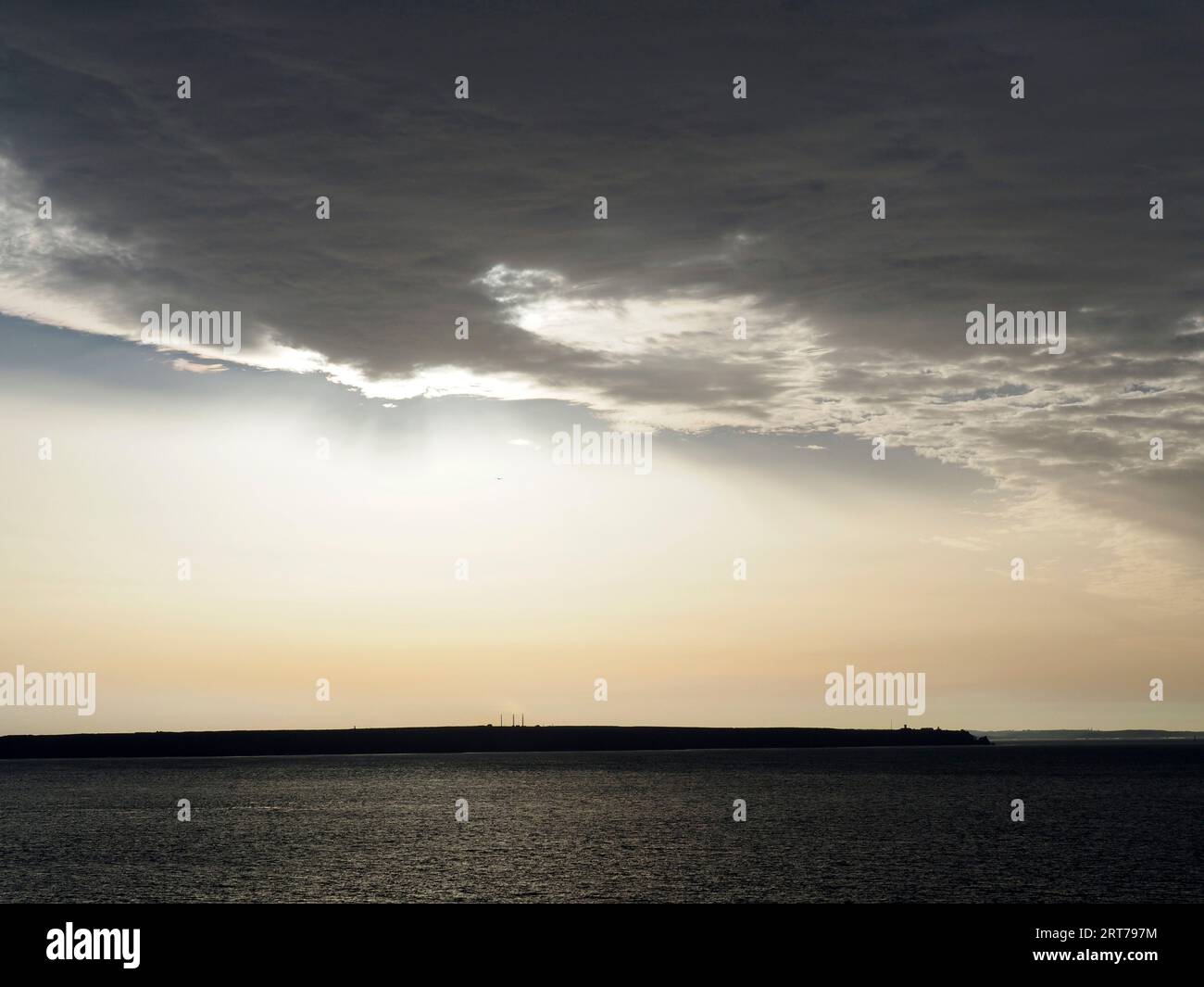 Morgenlicht über St. Ann's Head von Skokholm, Pembrokeshire, Wales Stockfoto