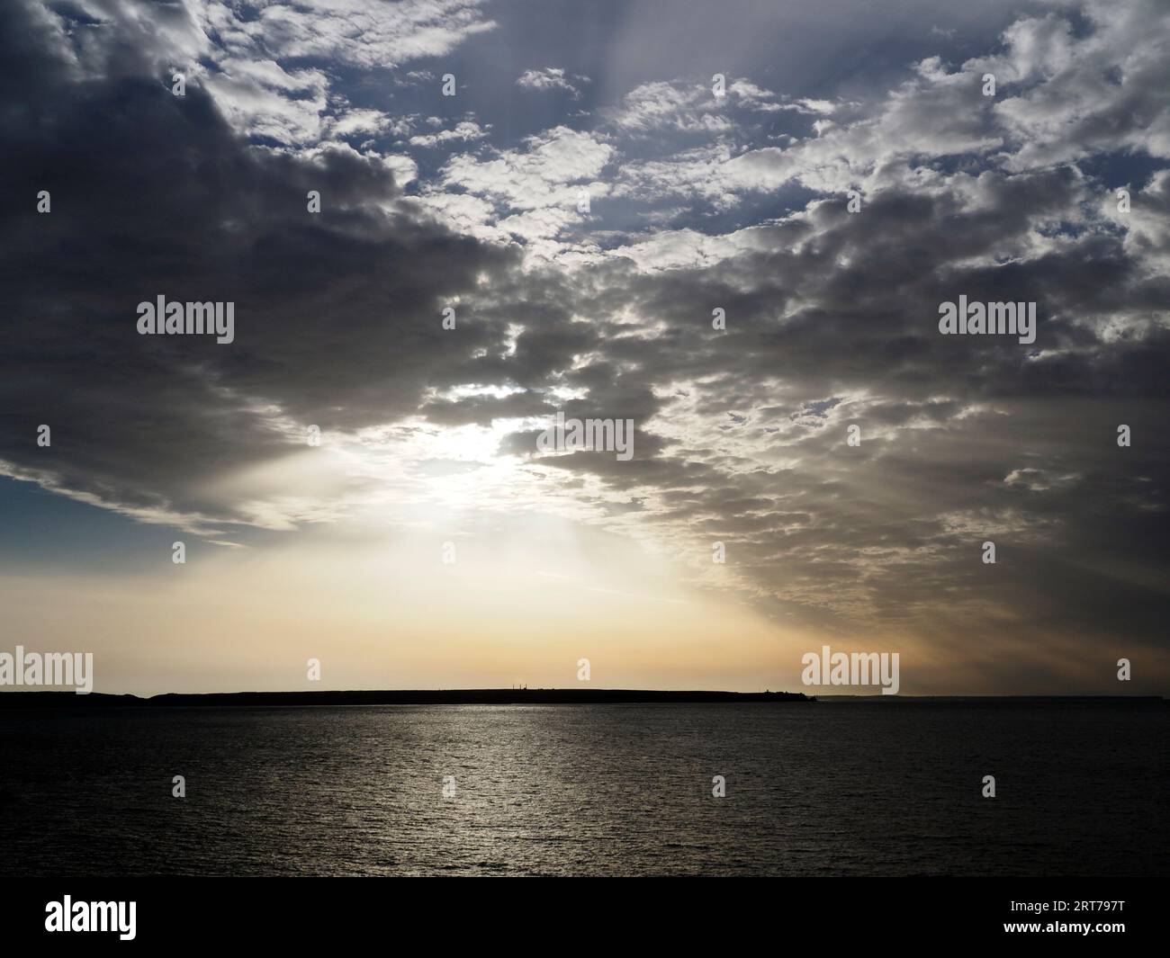 Morgenlicht über St. Ann's Head von Skokholm, Pembrokeshire, Wales Stockfoto