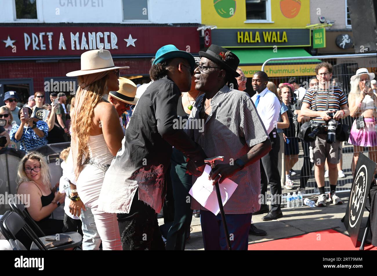 Camden Town, London, Großbritannien. September 2023. Neville Staple gratuliert der Legende Shalamar, The Music Walk of Fame - Camden Music Festival, London, UK. Kredit: Siehe Li/Picture Capital/Alamy Live News Stockfoto