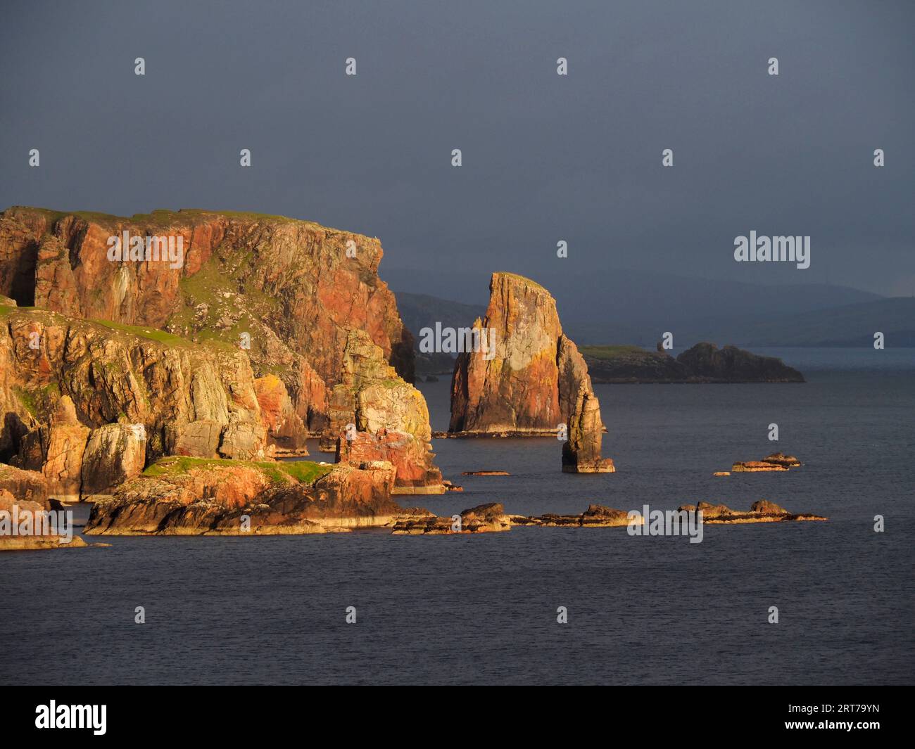 Abendlicht auf Klippen und Stacks, Braewick Bay, Shetland, Schottland Stockfoto