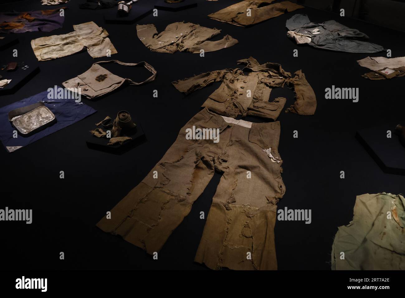 Fotografien, die die Folgen der Bombardierung darstellen, maßstabsgetreue Modelle der Atombombe. Das Hiroshima Peace Memorial Museum befindet sich in Hiroshima, Japan und wurde gegründet, um den Wunsch der Stadt nach Frieden zu vermitteln und um der verheerenden Auswirkungen der Atombombenangriffe während des Zweiten Weltkriegs zu gedenken Dieses Museum dient einer pädagogischen Mission, die sich auf die Förderung des Friedens und die Hervorhebung der Unmenschlichkeit von Atomwaffen konzentriert. In den Exponaten des Museums finden Besucher Berichte von Überlebenden aus erster Hand, Fotografien, die die Folgen des Bombenanschlags darstellen, maßstabsgetreue Modelle der Atombombe sowie Kunstwerke Stockfoto