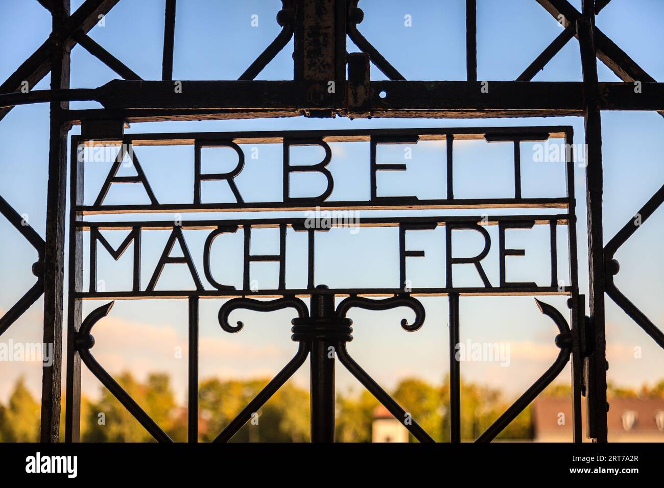 Dachau, 30. September 2015: Nahaufnahme des berüchtigten Tors des KZ Dachau. Die Inschrift lautet: Arbeit macht dich frei. Stockfoto