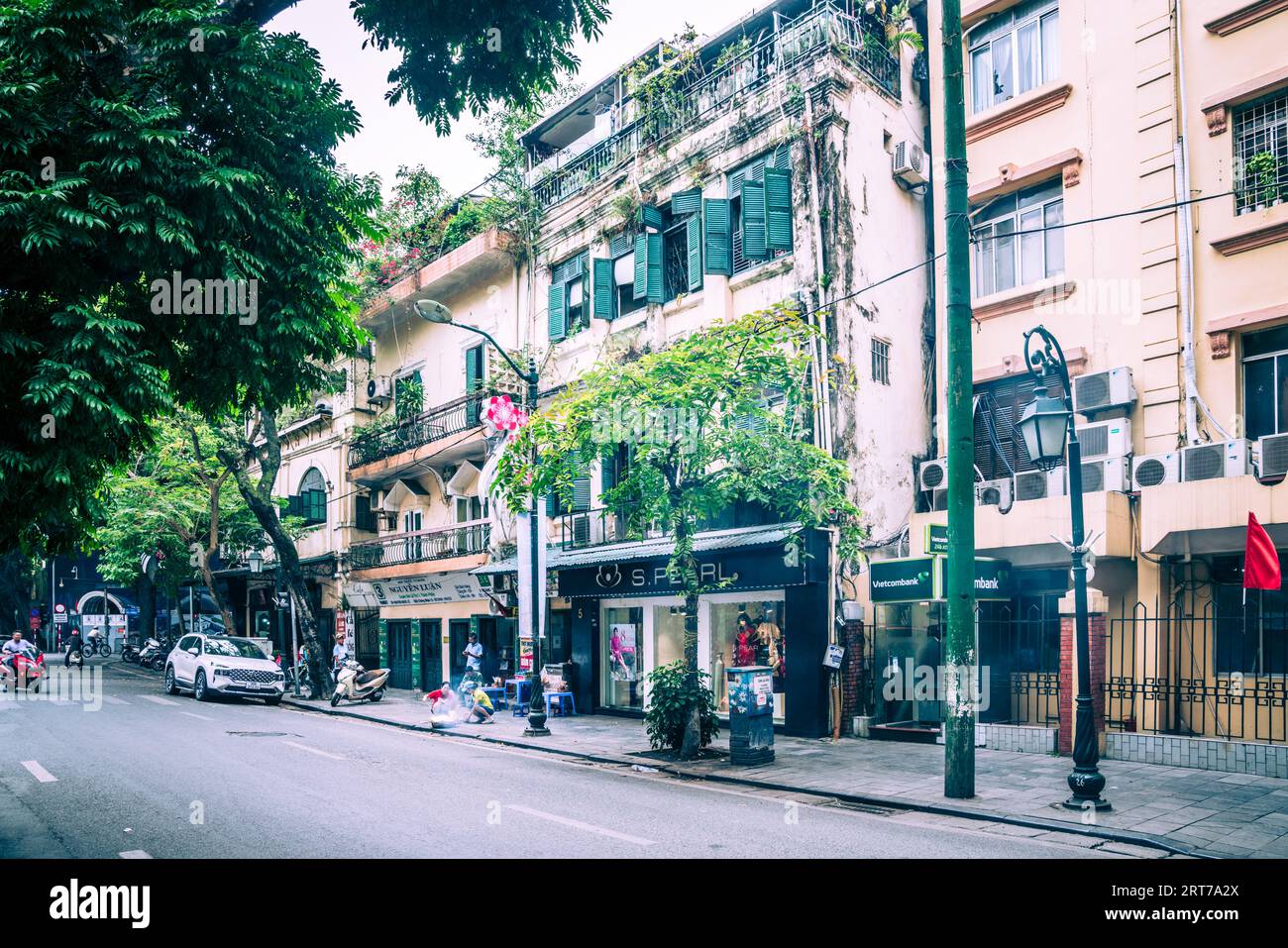 Hanoi, Vietnam, 15. November 2022: Alte Architektur des französischen Viertels von Hanoi, Vietnam Stockfoto Hanoi, Vietnam, 15. November 2022: Alte Architektur des französischen Viertels von Hanoi, Vietnam Stockfoto