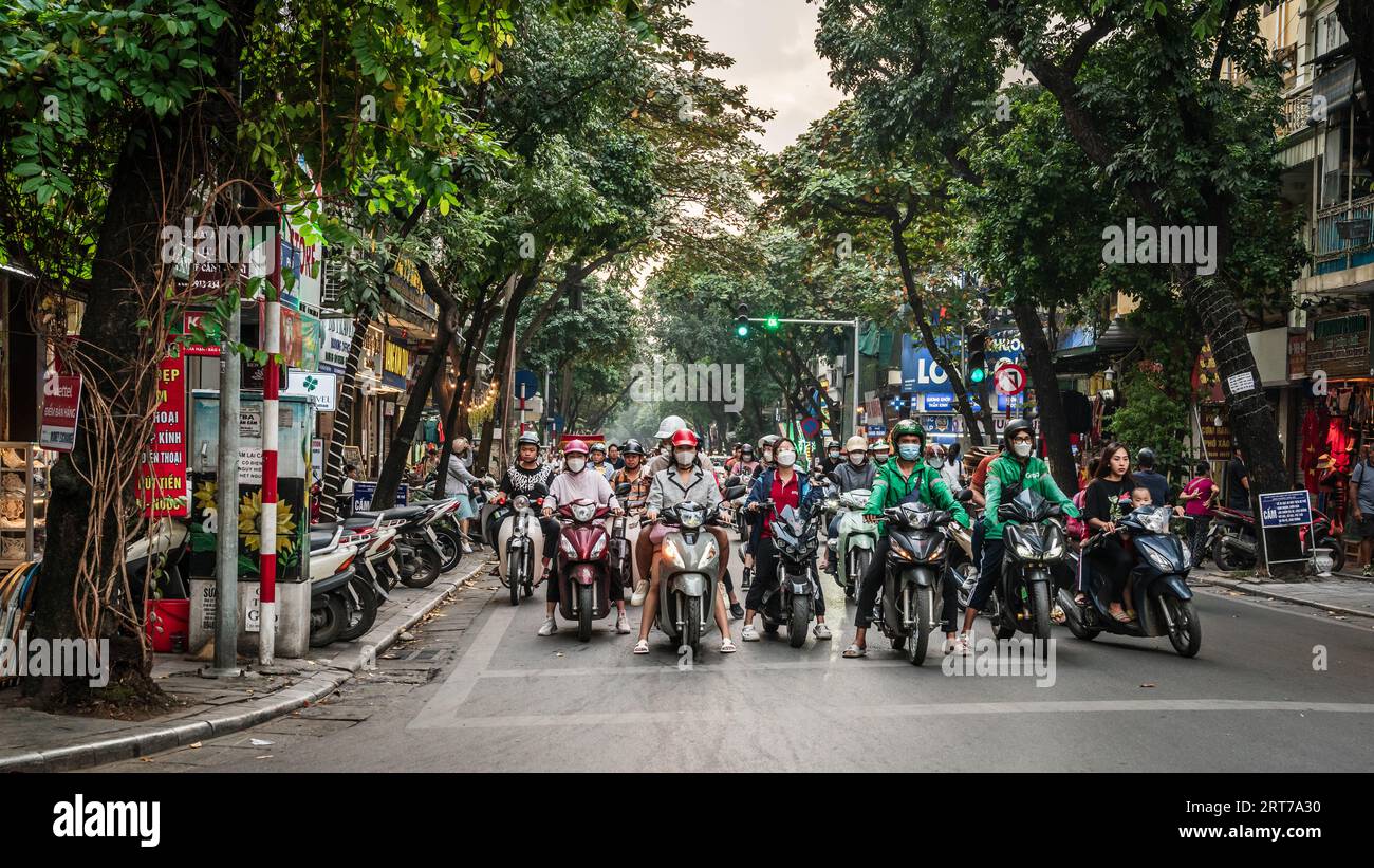 Hanoi, Vietnam, 14. November 2022: Straßenszene an einer geschäftigen Kreuzung im French Querter in Hanoi, Vietnam Stockfoto