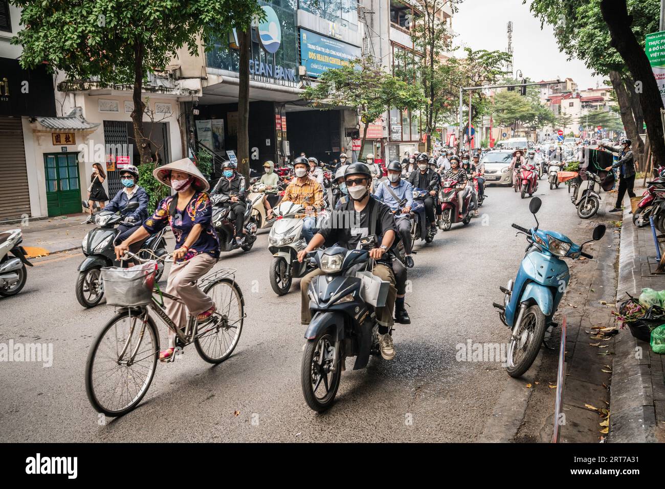 Hanoi, Vietnam, 13. November 2022: Roller- und Fahrradverkehr auf einer belebten Seitenstraße in Hanoi, Vietnam Stockfoto