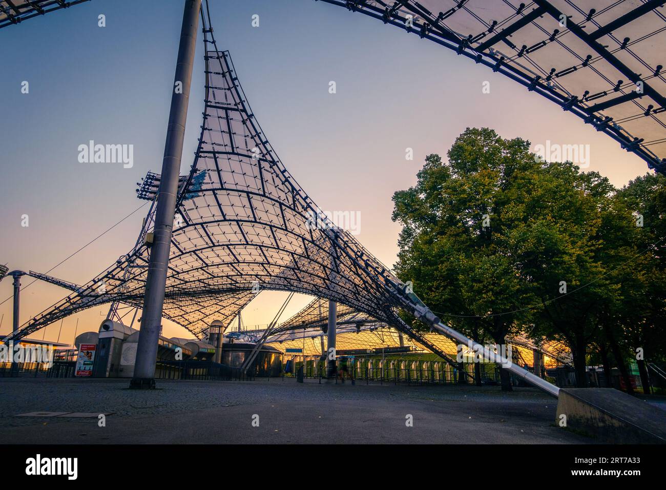 München, Deutschland, 29. September 2015: Olympiapark München - ein Sport- und Freizeitkomplex, der für die Olympischen Sommerspiele 1972 gebaut wurde. Stockfoto