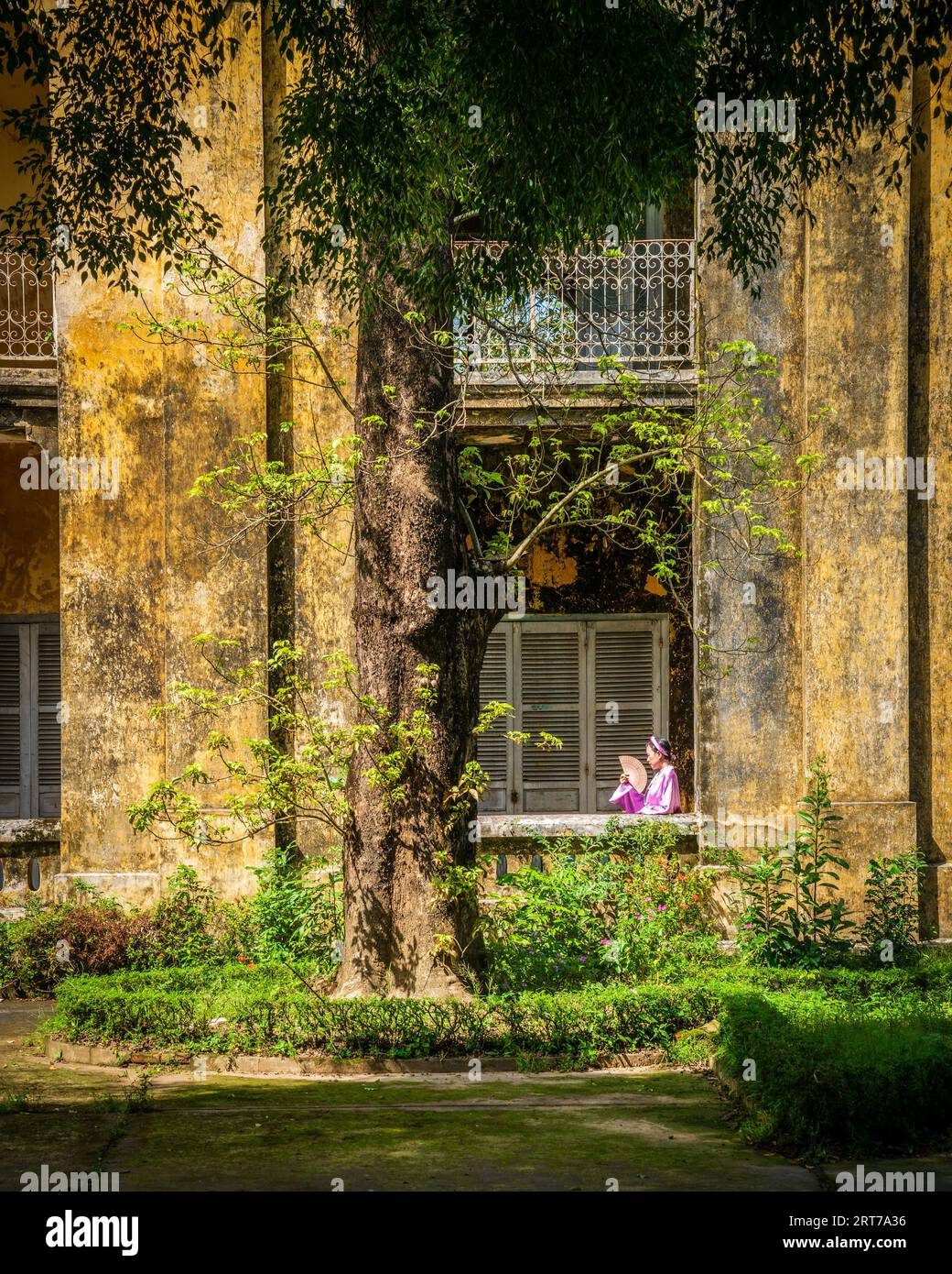 Hue, Vietnam, 18. November 2022: Französische Kolonialarchitektur und alter Innenhof in der Zitadelle in Hue, Vietnam Stockfoto