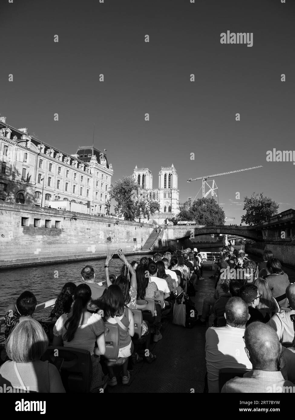 Schwarz-weiß, Tourist River Cruse, Notre-Dame, Gotik, Umbau, seine, Paris, Frankreich, Europa, EU. Stockfoto