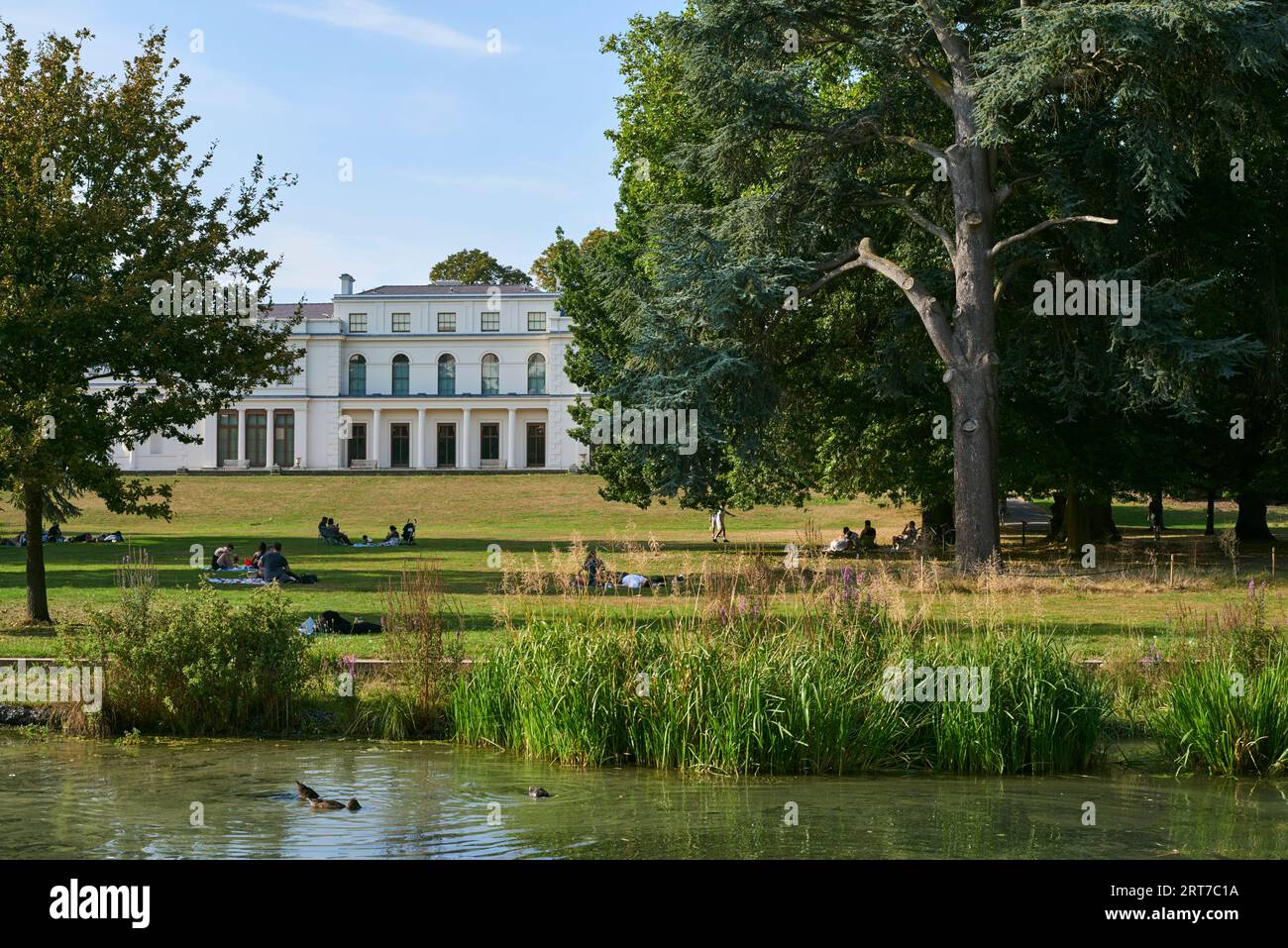 Gunnersbury Park Museum and Grounds, West London UK, im Sommer mit Horseshoe Pond im Vordergrund Stockfoto