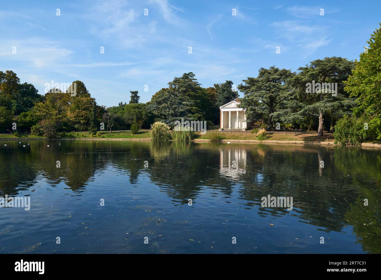 Round Pond und der dorische Tempel aus dem 18. Jahrhundert im Gunnersbury Park im Westen Londons, Großbritannien, im Spätsommer Stockfoto