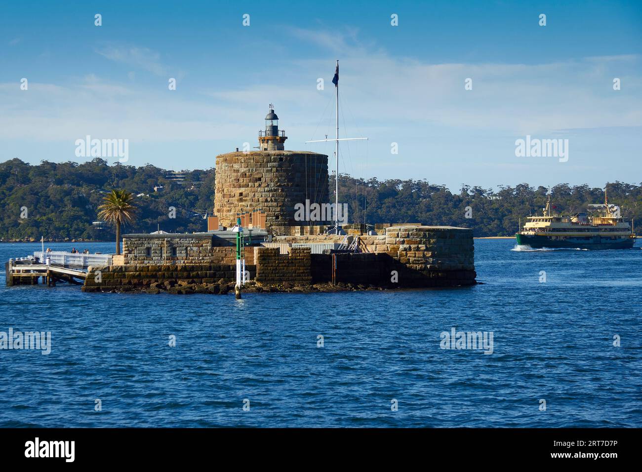 Der Martello Tower in Fort Denison im Hafen von Sydney, die Manley Ferry, MV Freshwater, unterwegs von Manley zum Circular Quay, auf der rechten Seite. Sydney. Stockfoto