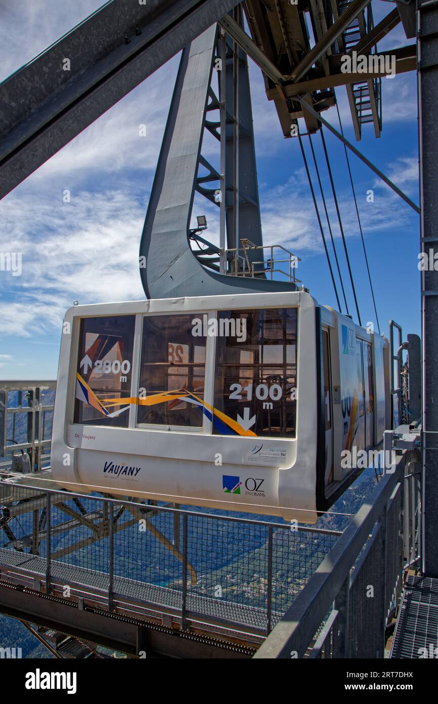 VAUJANY, FRANKREICH, 8. August 2023: Die Seilbahn von Alpette-Grandes Rousses am Dom in 2810 m Höhe Stockfoto