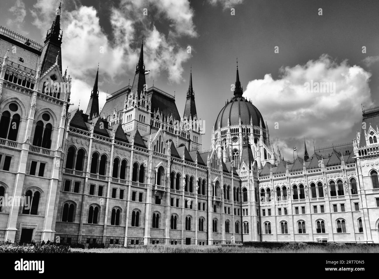 Außenansicht des ungarischen Parlaments in Budapest. Schwarzweißfoto. Steinbau. Neogotischer Stil. Beliebte Reiseattraktion Stockfoto