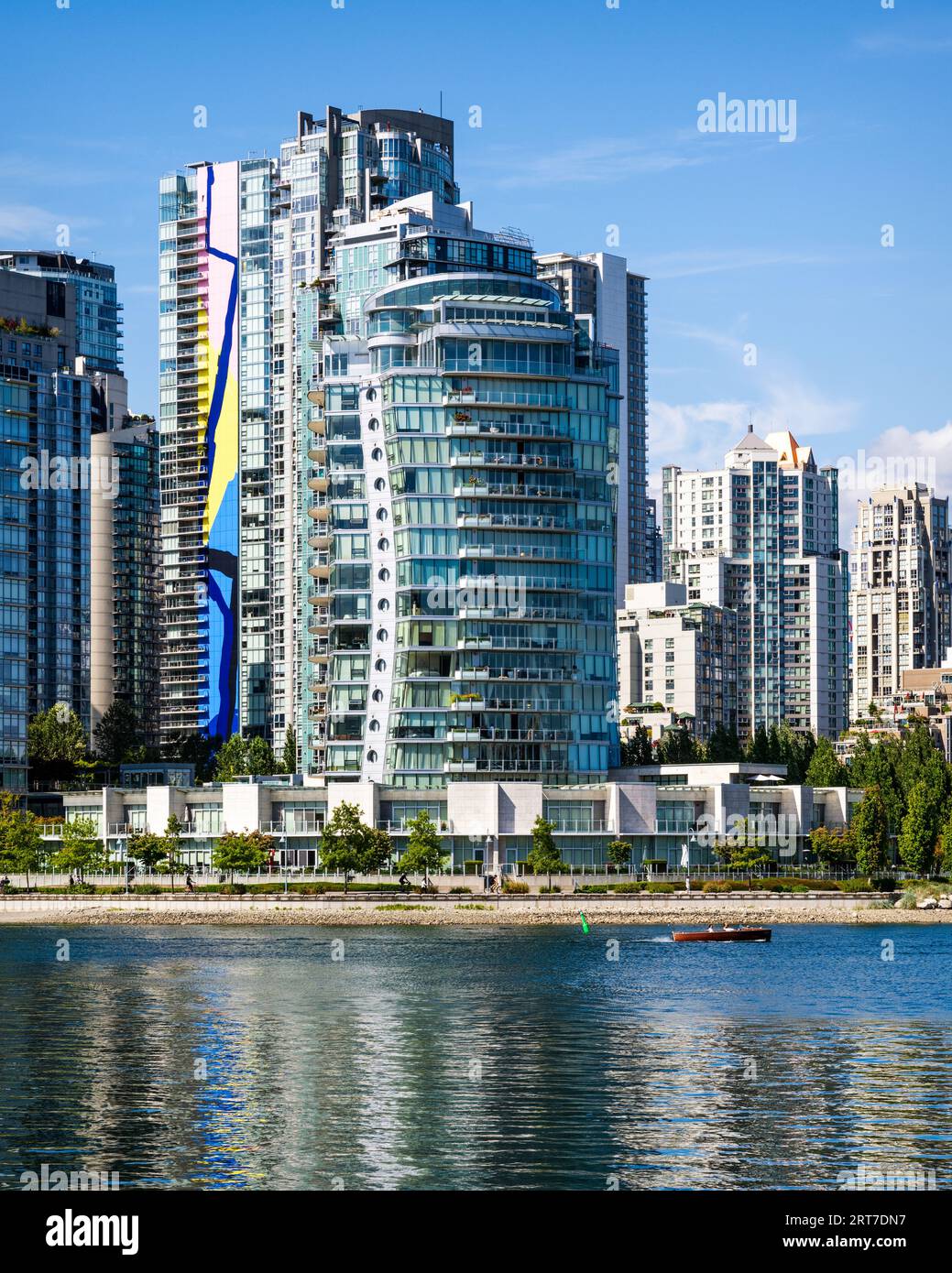 Blick über False Creek zu den berühmten Wolkenkratzern von Vancouver, einschließlich Erickson, Waterford, West One und dem farbenfrohen Charleson. BC Kanada. Stockfoto