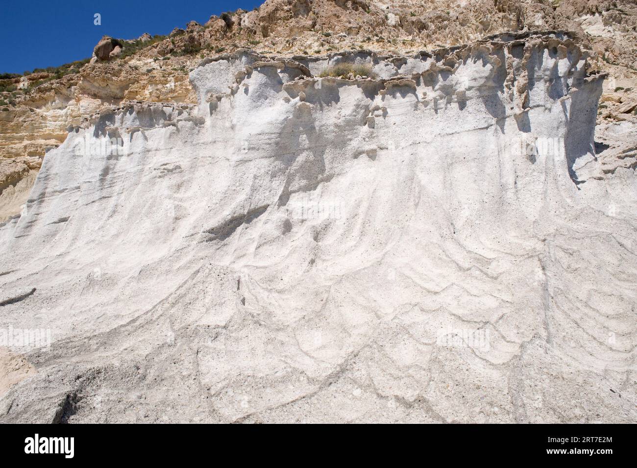 Ignimbrit ist eine Ablagerung pyroklastischer Strömung (vulkanisches Gestein). Dieses Foto wurde in Cala del Plomo, Cabo de Gata Geopark, Provinz Almeria, Andalusien aufgenommen Stockfoto