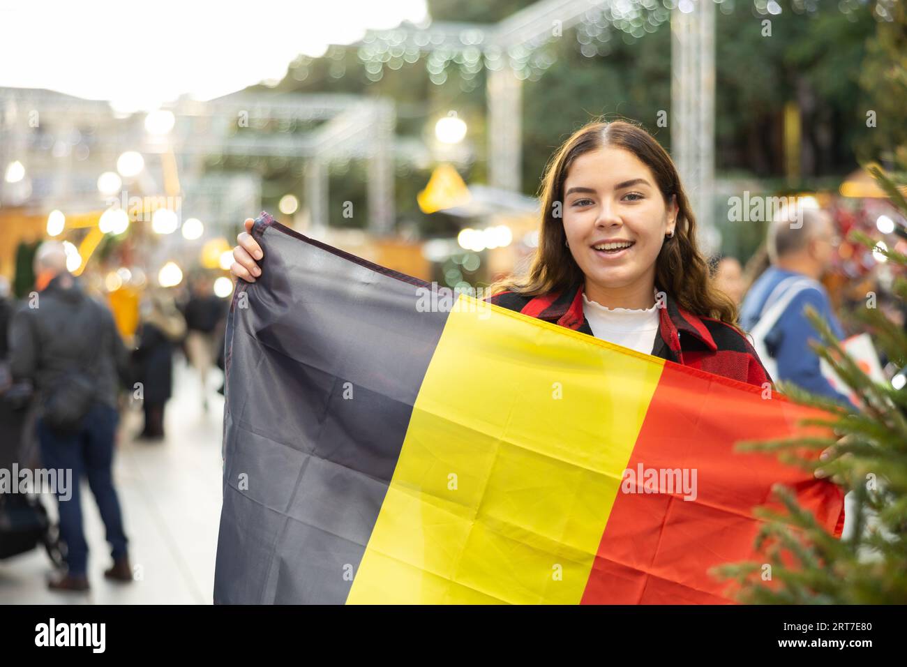 Womav winkte auf der Neujahrsmesse mit der belgischen Flagge Stockfoto