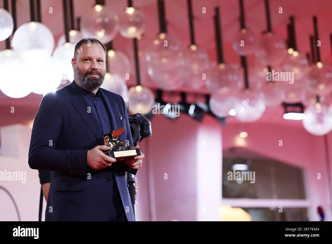 VENEDIG, ITALIEN - 09. September: Yorgos Lanthimos posiert mit dem Goldenen Löwen für den besten Film für „schlechte Dinge“ beim Fotocall des Gewinners beim 80. Internationalen Filmfestival von Venedig am 09. September 2023 in Venedig, Italien. (Foto: Mark Cape/Insidefoto) Stockfoto