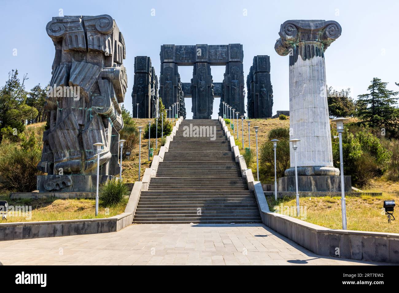 Die Chronik Georgiens ist ein Monument, das von weitem auf dem Berg Kenisi in der Nähe von Tiflis, der Hauptstadt Georgiens, zu sehen ist. Sie wurde 1985 vom Bildhauer Zurab Tsereteli geschaffen Stockfoto