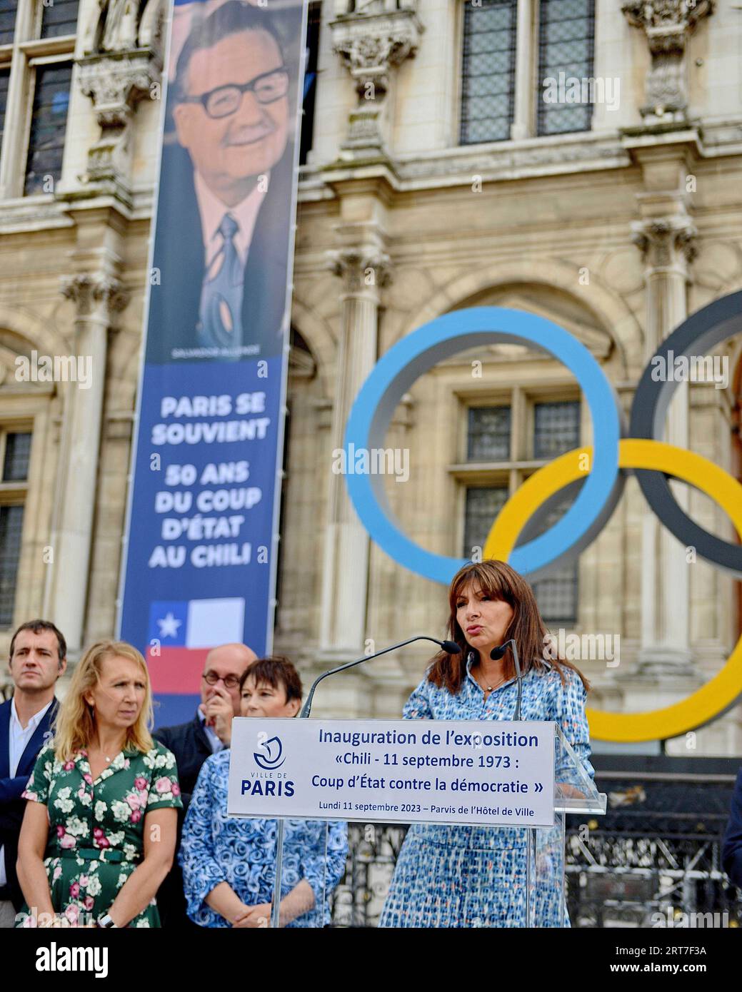 Paris, Frankreich. September 2023. Carine Roland stellvertretende Bürgermeisterin von Paris, zuständig für Kultur und die Stadt der Viertelstunde, Laurence Patrice stellvertretende Bürgermeisterin von Paris, verantwortlich für das Gedächtnis, und Anne Hidalgo Bürgermeisterin von Paris bei der Eröffnung der Fotoausstellung am 11. September 1973: Coup d'état Against Democracy“ auf dem Platz vor dem Hotel de Ville in Paris, Frankreich am 11. September 2023. Foto von Karim Ait Adjedjou/ABACAPRESS.COM Credit: Abaca Press/Alamy Live News Stockfoto