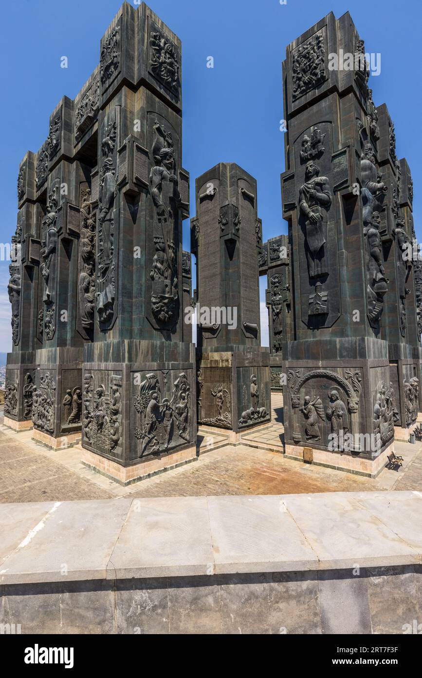 Die Chronik Georgiens ist ein Monument, das von weitem auf dem Berg Kenisi in der Nähe von Tiflis, der Hauptstadt Georgiens, zu sehen ist. Sie wurde 1985 vom Bildhauer Zurab Tsereteli geschaffen Stockfoto