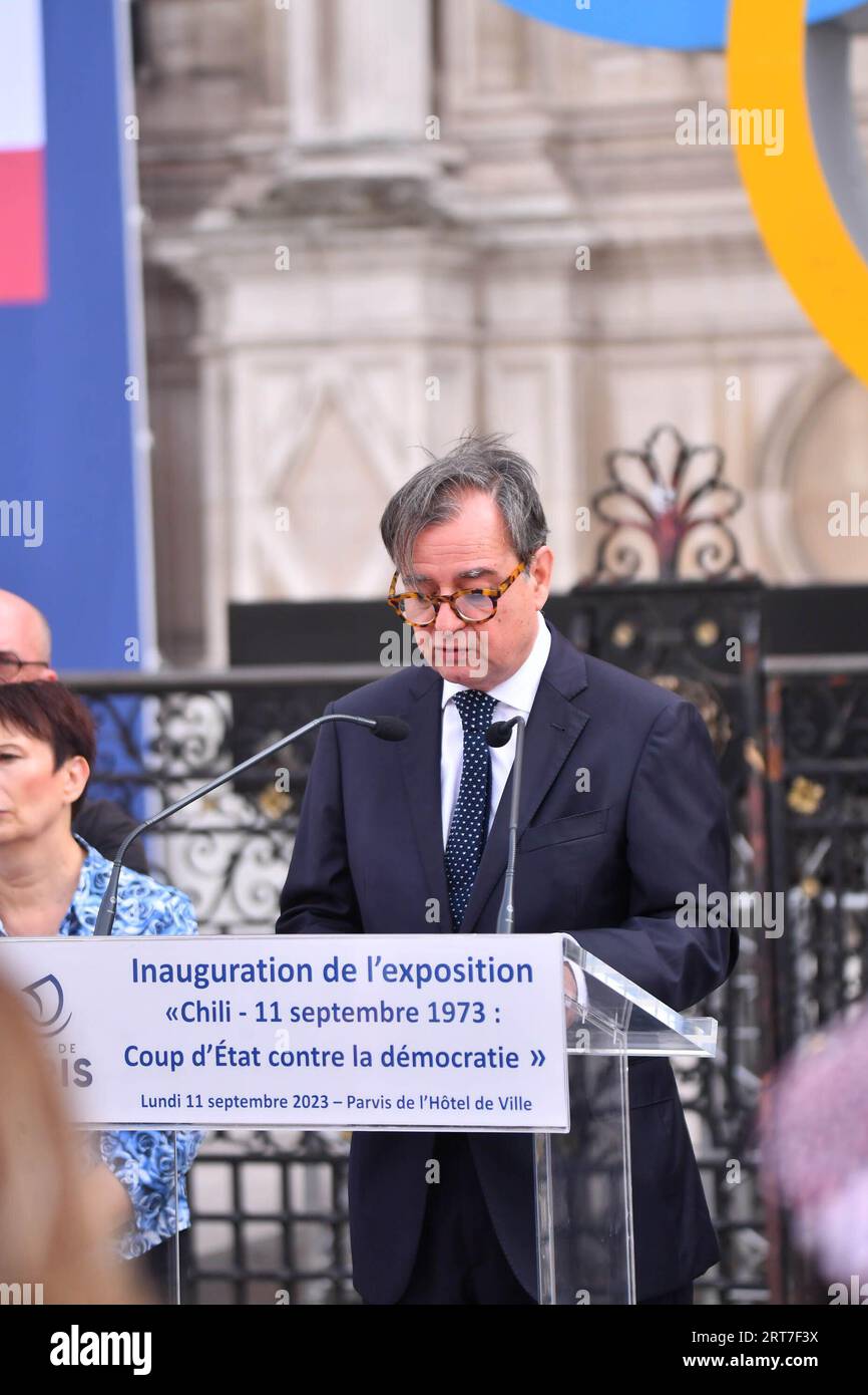 Paris, Frankreich. September 2023. Raul Fernandez Daza Botschafter Chiles in Frankreich bei der Eröffnung der Fotoausstellung „11. September 1973: Coup d'état Against Democracy“ auf dem Platz vor dem Hotel de Ville in Paris, Frankreich am 11. September 2023. Foto von Karim Ait Adjedjou/ABACAPRESS.COM Credit: Abaca Press/Alamy Live News Stockfoto