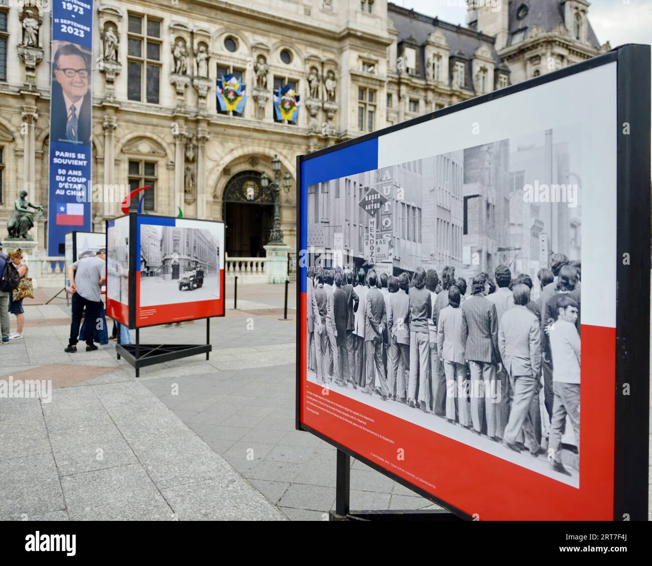 Paris, Frankreich. September 2023. Eröffnung der Fotoausstellung „11. September 1973: Coup d'état Against Democracy“ auf dem Platz vor dem Hotel de Ville in Paris, Frankreich am 11. September 2023. Foto von Karim Ait Adjedjou/ABACAPRESS.COM Credit: Abaca Press/Alamy Live News Stockfoto