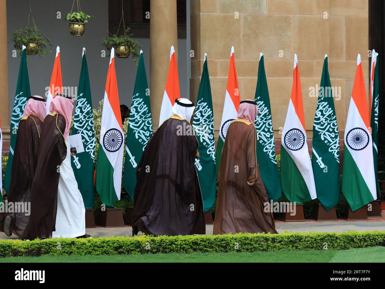 New Delhi, Indien. September 2023. Delegierte Saudi-Arabiens kommen zu einem bilateralen Treffen von Premierminister Narendra Modi und Saudi-Arabiens Kronprinz und Premierminister Mohammed bin Salman bin Abdulaziz Al Saud in Hyderabad House an. Quelle: SOPA Images Limited/Alamy Live News Stockfoto