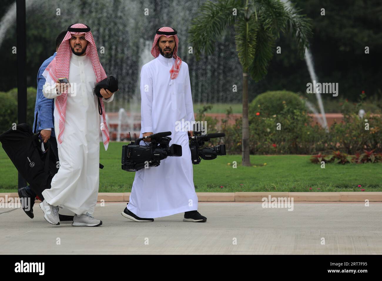 New Delhi, Indien. September 2023. Kameramänner aus Saudi-Arabien kommen zum bilateralen Treffen von Premierminister Narendra Modi und Saudi-Arabiens Kronprinz und Premierminister Mohammed bin Salman bin Abdulaziz Al Saud in Hyderabad House an. Quelle: SOPA Images Limited/Alamy Live News Stockfoto