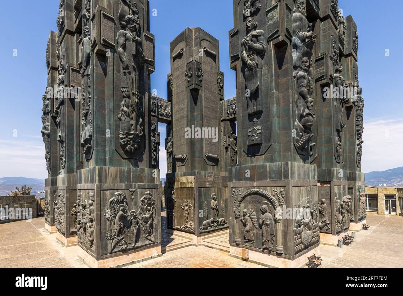 Die Chronik Georgiens ist ein Monument, das von weitem auf dem Berg Kenisi in der Nähe von Tiflis, der Hauptstadt Georgiens, zu sehen ist. Sie wurde 1985 vom Bildhauer Zurab Tsereteli geschaffen Stockfoto