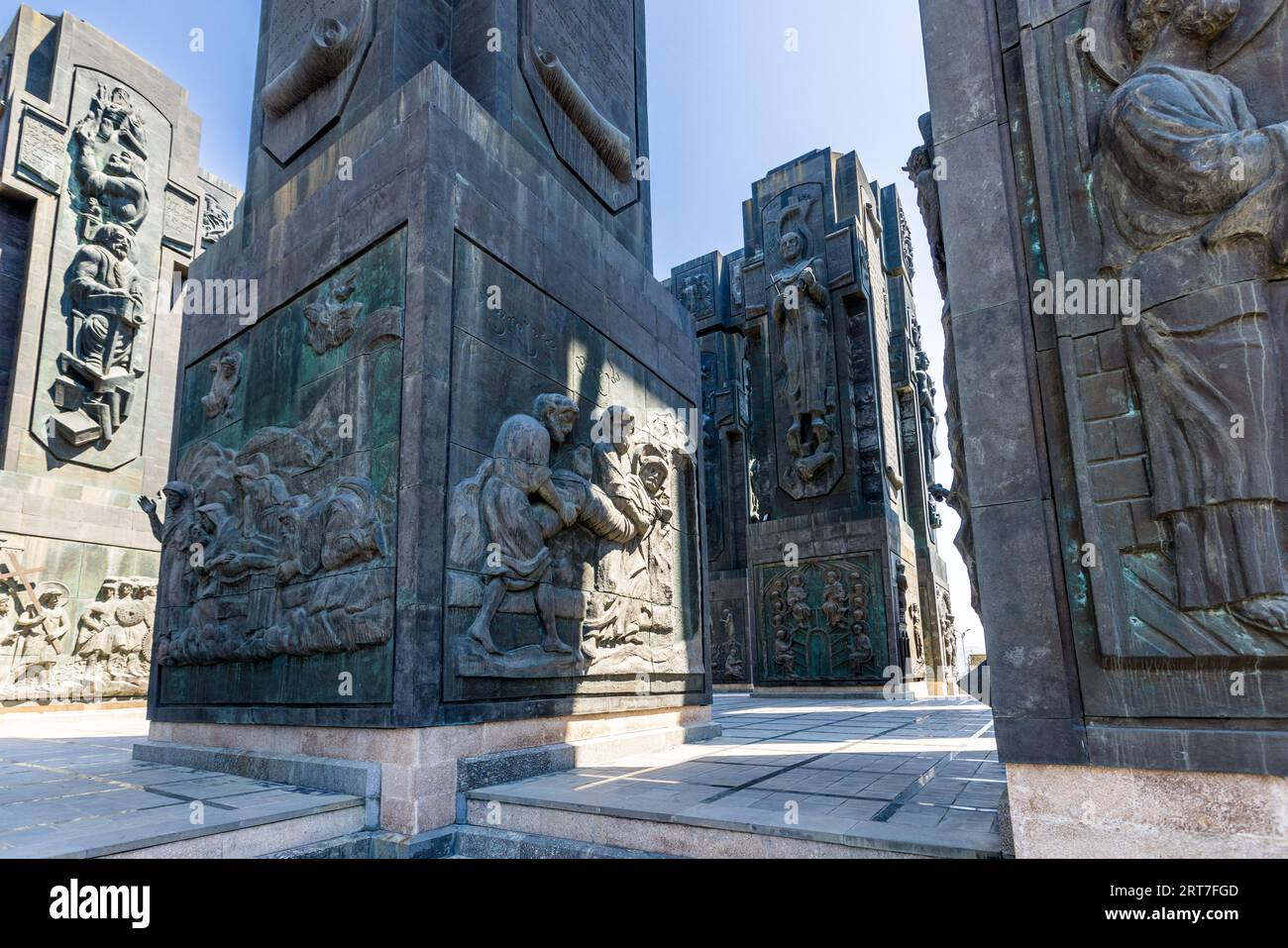 Die Chronik Georgiens ist ein Monument, das von weitem auf dem Berg Kenisi in der Nähe von Tiflis, der Hauptstadt Georgiens, zu sehen ist. Sie wurde 1985 vom Bildhauer Zurab Tsereteli geschaffen Stockfoto