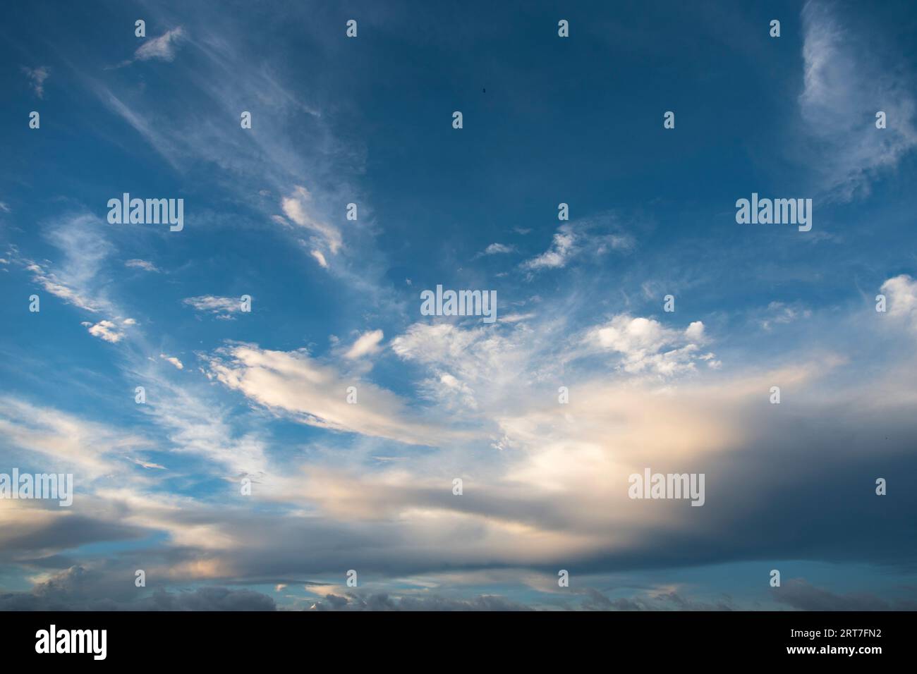 Heller Himmel bei Tageslicht mit schwebenden Wolken. Stockfoto