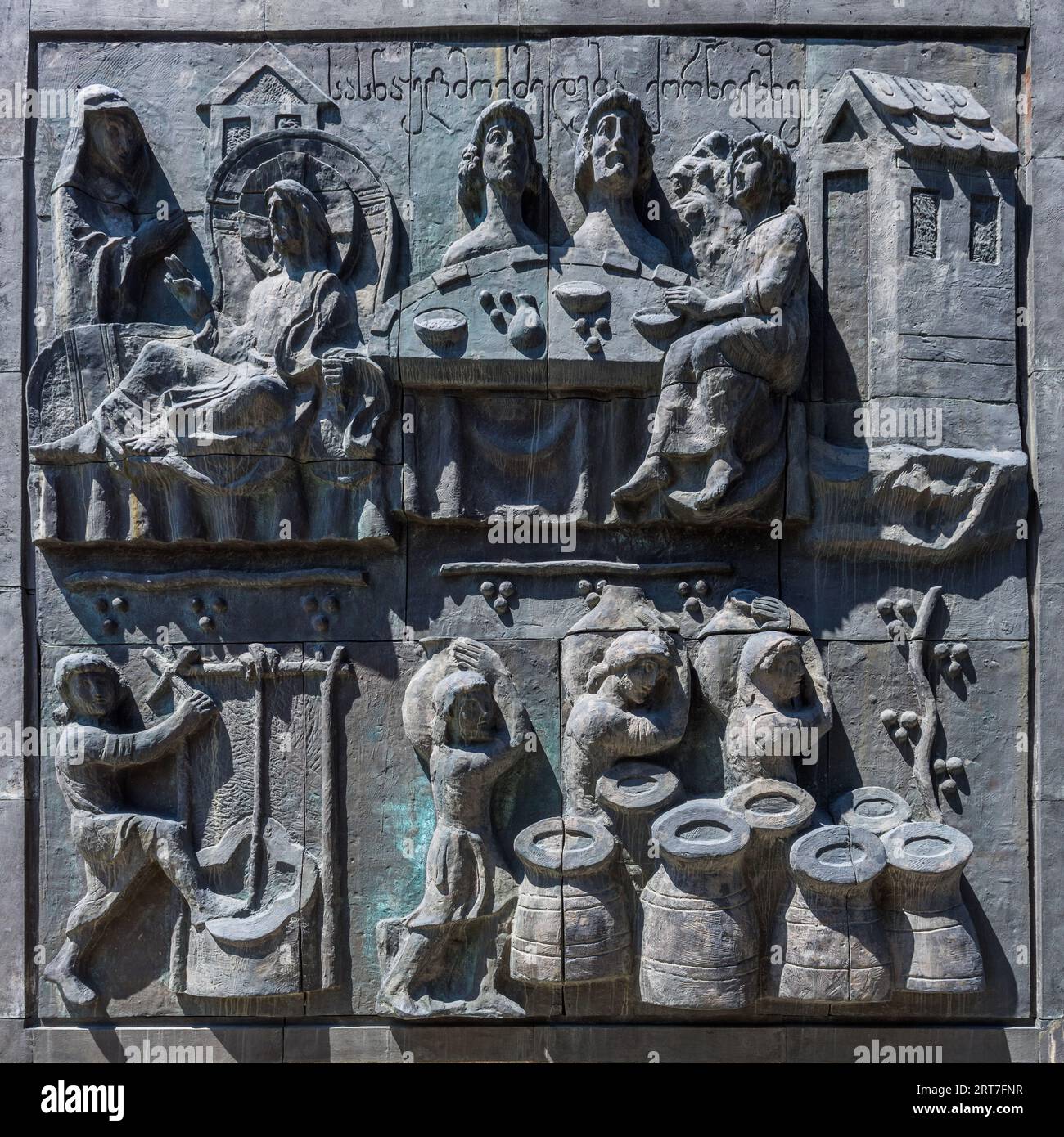 Die Chronik Georgiens ist ein Monument, das von weitem auf dem Berg Kenisi in der Nähe von Tiflis, der Hauptstadt Georgiens, zu sehen ist. Sie wurde 1985 vom Bildhauer Zurab Tsereteli geschaffen Stockfoto