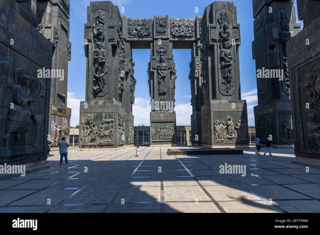 Die Chronik Georgiens ist ein Monument, das von weitem auf dem Berg Kenisi in der Nähe von Tiflis, der Hauptstadt Georgiens, zu sehen ist. 16 Säulen ragen 35 Meter hoch. Biblische Szenen sind im unteren Teil dargestellt. Über ihnen sind Persönlichkeiten dargestellt, die für die Geschichte Georgiens von Bedeutung sind. Das Denkmal wurde 1985 vom Bildhauer Zurab Tsereteli geschaffen Stockfoto