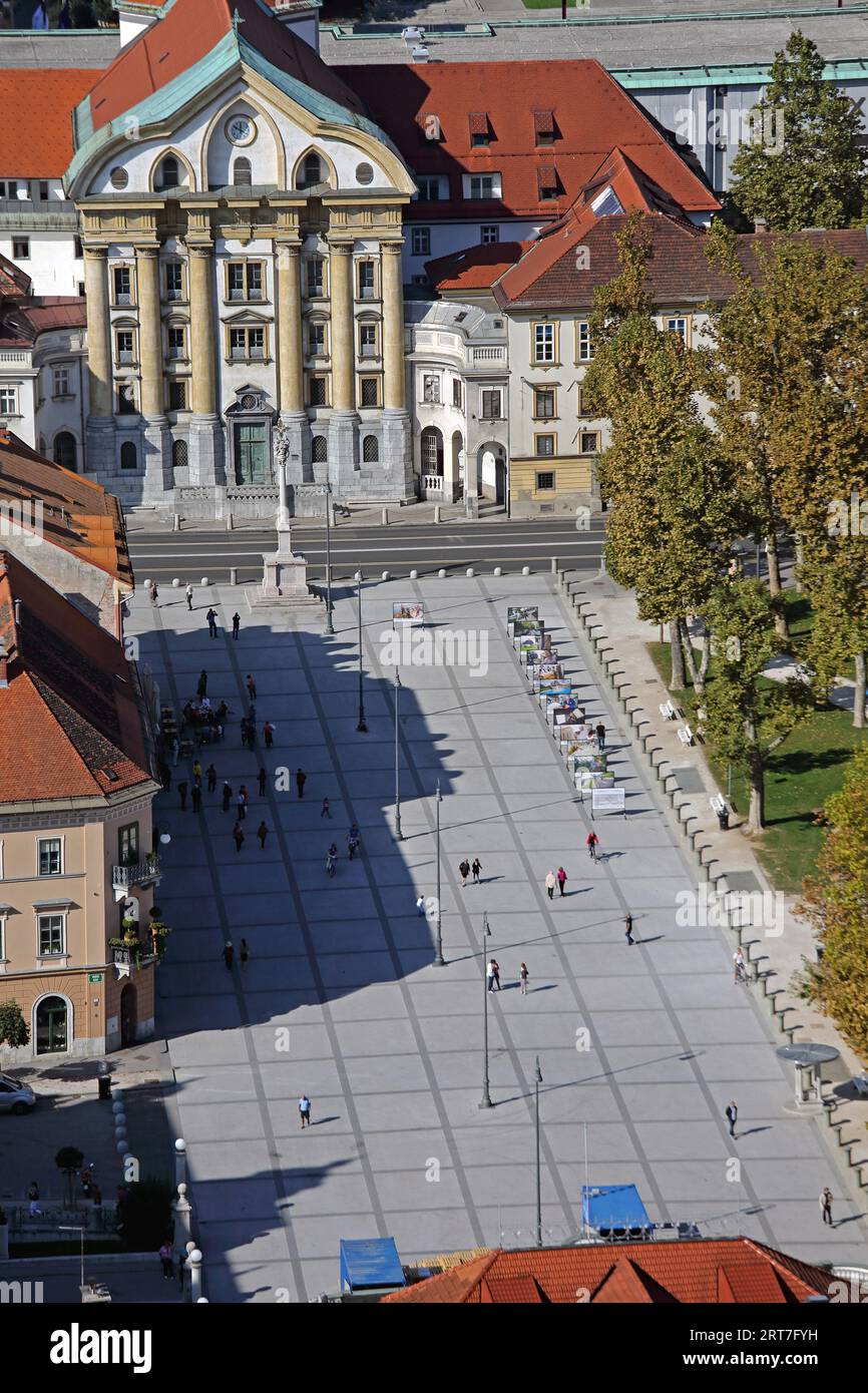Ljubljana, Slowenien - 12. Oktober 2014: Luftaufnahme der Kirche der Heiligen Dreifaltigkeit auf dem Kongressplatz in der Innenstadt am sonnigen Herbsttag in der Hauptstadt. Stockfoto
