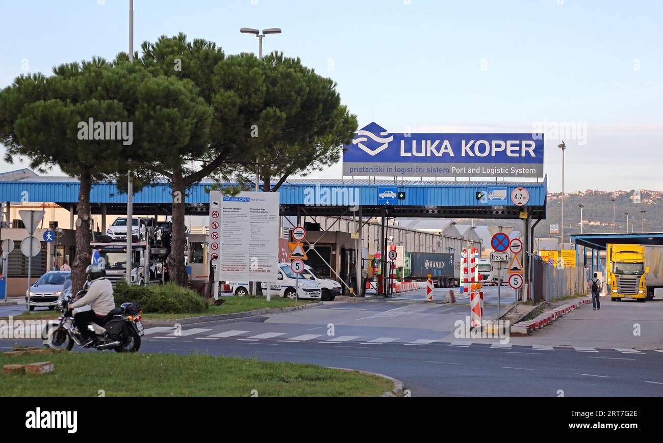 Koper, Slowenien - 14. Oktober 2014: Haupttor zum Handelshafen und zum Logistikzentrum des Frachtterminals in Koper, Slowenien. Stockfoto