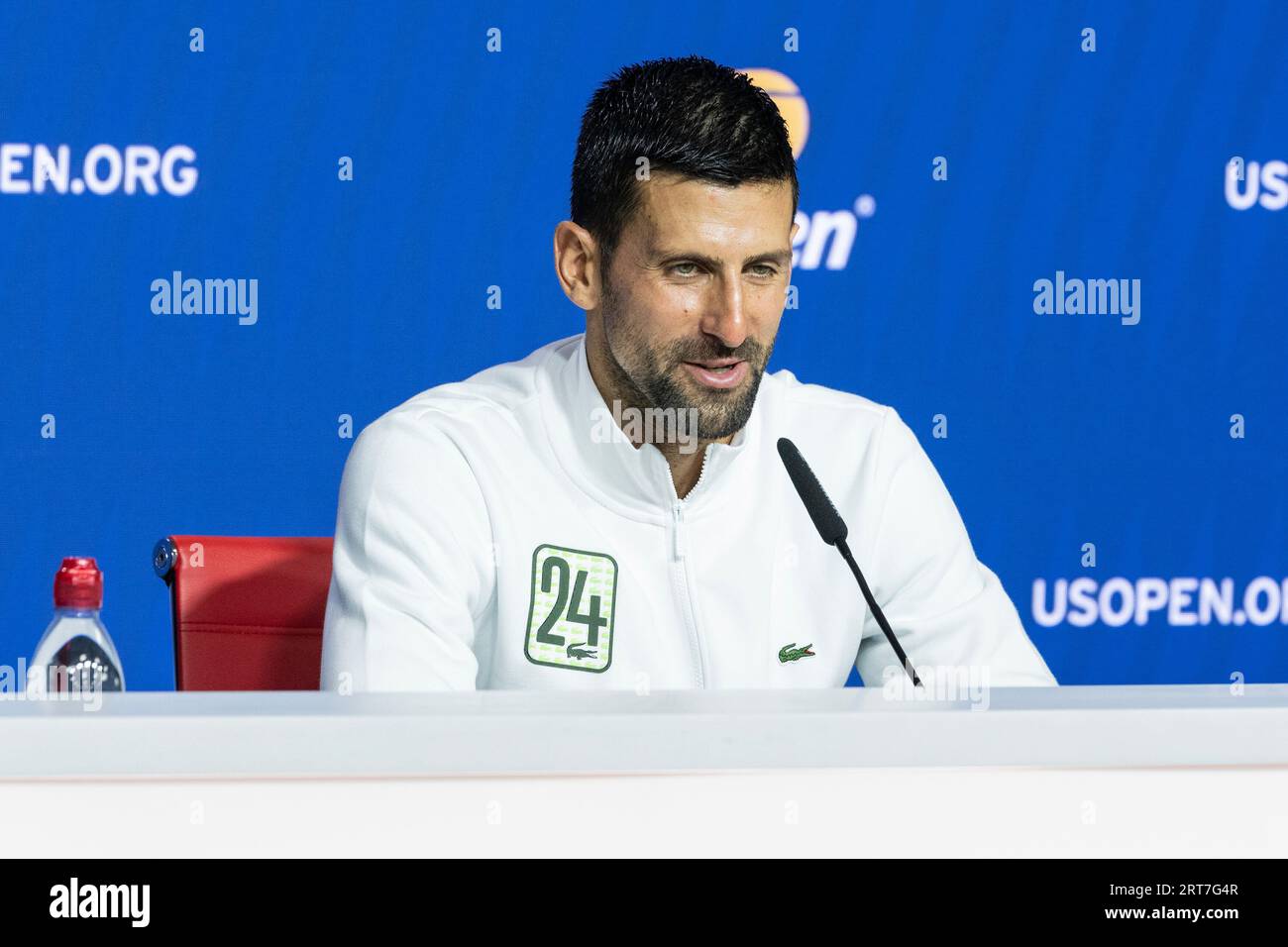 New York, USA. September 2023. Novak Djokovic, Gewinner der US Open-Meisterschaft der Männer, spricht am 10. September 2023 im Billie Jean King Tennis Center vor der Presse. (Foto: Lev Radin/SIPA USA) Credit: SIPA USA/Alamy Live News Stockfoto